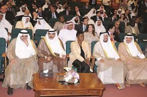 الشيخ صباح الخالد ودعبداللطيف الزياني ووزير الاوقاف جمال شهاب ودعبدالله المعتوق وفاليري اموس في مقدمة الحضور