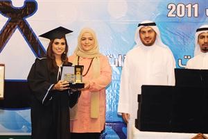 الشيخة انيسة تكرم احدى الخريجات بحضور ديوسف الصليلي﻿