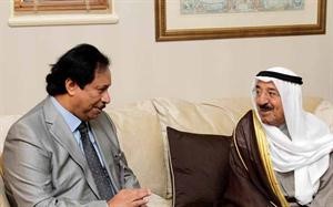 صاحب السمو الامير الشيخ صباح الاحمد لدى وصوله وفي استقباله سمو رئيس الوزراء الشيخ جابر المبارك﻿