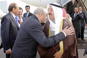 صاحب السمو الامير مصافحا احد مستقبليه﻿