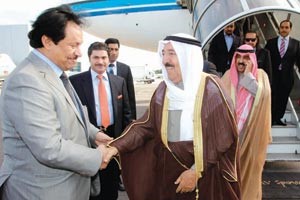 صاحب السمو الامير الشيخ صباح الاحمد لدى وصوله الى بريطانيا وفي استقباله سمو رئيس الوزراء الشيخ جابر المبارك