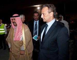 الشيخ سالم العبدالله مودعا الشيخ مشعل الاحمد والشيخ احمد الفهد﻿