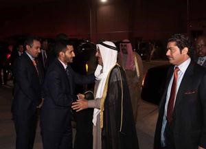 صاحب السمو الامير مصافحا مودعيه في مطار جون اف كنيدي الدولي﻿