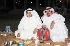 دخالد شخير مع احد الحضور في ساحة الارادة	فريال حماد﻿