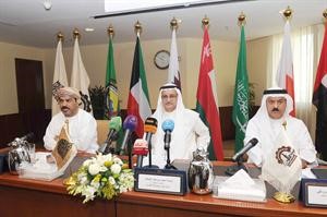 اسامة النصف متوسطا عبدالله الشبلي وجاسم العلوي خلال ندوة الغرفة هاني عبدالله

