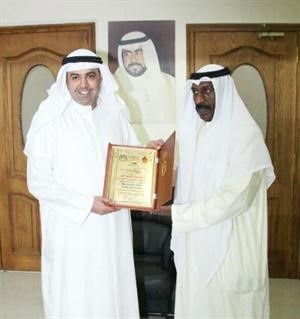 الشيخ خالد الفهد يتسلم درعا تذكارية من العقيد الركن حميد دحل﻿