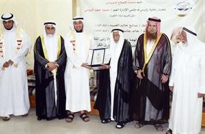 حمود الرومي والشيخ احمد القطان والعم يوسف الحجي ودعبدالمحسن الخرافي يكرمون الفائز صالح العبيد﻿