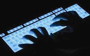 قرصان إلكتروني يتبنى هجوماً على مشغل لملايين المواقع