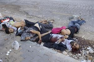 جثث لمواطنين سوريين مجهولي الهوية في حي سيف الدولة بحلب 	رويترز﻿