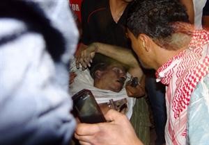 محاولة لانقاذ السفير الاميركي كريس ستيفنز بعد الهجمات التي استهدفت القنصلية في بنغازي مساء امس الاول افپ