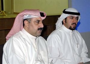 العقيد عبدالمحسن العباسي والرائد ثامر الهاجري خلال المحاضرة﻿