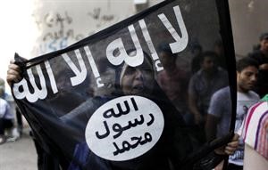 مصرية ترفع علما مكتوبا عليه لا اله الا الله محمد رسول الله امام السفارة الاميركية امس افپ