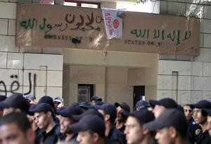 مصر تطالب أميركا بموقف حازم تجاه منتجي الفيلم المسيء للرسول محمد صلى الله عليه وسلم.. وكتابة اسم بن لادن على سور السفارة الأميركية.. والهتافات: يا أوباما كلنا هنا أسامة 