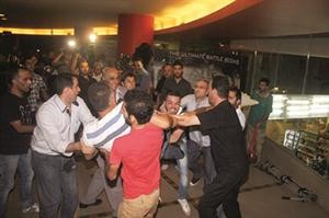 شجار بين المصورين اثناء العرض الخاص للفيلم﻿