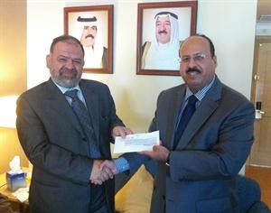 السفير فيصل المسيليم يسلم المساهمة المالية الى محمد قاسم السعدي﻿