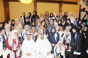 الشيخ طلال الفهد متوسطا عددا من الخريجات﻿