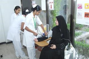 احدى الموظفات خلال قياس ضغط الدم﻿