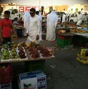 رجال من البلدية والداخلية يعاينون البضائع قبل مصادرتها