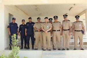 العميد ركن شهاب الشمري متوسطا عددا من رجال الامن خلال الزيارة المفاجئة ﻿