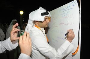 فيصل اليحيى يدون على جدارية الارادة﻿
