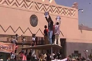 سقوط قتيل و5 جرحى خلال اقتحام للسفارة الأميركية في صنعاء وتظاهرات للتيار الصدري في العراق احتجاجاً على الفيلم المسيء