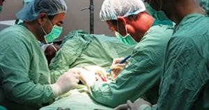 أول جراحة لزرع ذراعين لامرأة في الولايات المتحدة