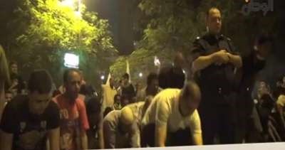 مفاجأة.. الفيلم المسيء للرسول الأكرم غير موجود أصلاً.. وبالفيديو.. كوميديا اشتباكات السفارة الامريكية بالقاهرة: يتوقف الاشتباك.. فيؤم الضابط المتظاهرين في الصلاة