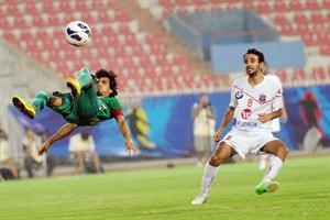مدافع العربي علي مقصيد يحول كرة خلفية امام لاعب وسط الكويت عبدالله البريكي﻿