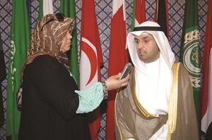د نايف الحجرف متحدثا للزميلة هناء السيد		ناصر عبدالسيد﻿