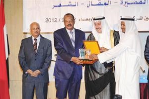 الشيخ فيصل الحمود والسفير عبدالكريم سليمان ويحيى عبدالباري يكرمون احد الفائزين﻿