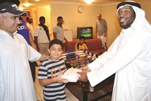 تكريم احد الفائزين في المسابقات المنظمة خلال الرحلة
