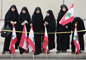 لبنانيات ينتظرن البابا على طريق المطار ترحيبا بحضوره الى لبنان