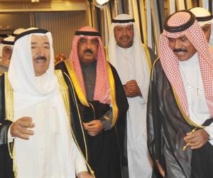 صاحب السمو الامير الشيخ صباح الاحمد لدى عودته وفي استقباله سمو ولي العهد ويبدو الشيخ مشعل الاحمد والشيخ احمد الفهد﻿