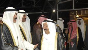 الشيخ صباح الخالد والشيخ محمد الخالد في استقبال صاحب السمو الامير ويبدو الشيخ مشعل الاحمد ﻿