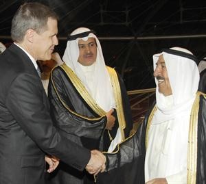 صاحب السمو الامير مصافحا السفير الاميركي ماثيو تولر﻿