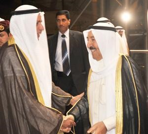 عبدالله الرومي مصافحا صاحب السمو﻿