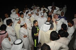 جانب من التجمع السلمي امام السفارة الاميركية في بيان مساء امس هاني الشمري