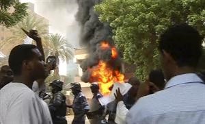 المتظاهرون السودانيون يحتجون امام السفارة الالمانية بالخرطوم امس رويترز