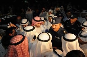 خالد الطاحوس واللواء الزعابي بين المحتجين
