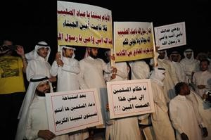 لافتات احتجاجية رفعت امام مبنى السفارة الاميركية
