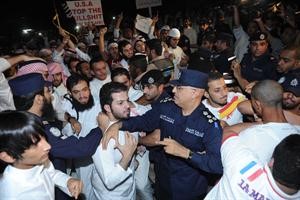 رجال الامن يحاولون السيطرة على الوضع ومنع المحتجين من تجاوز الحواجز تجاه السفارة

