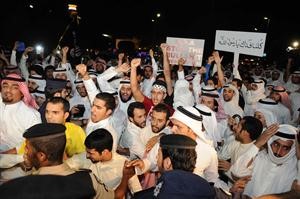 محتجون يرفعون لافتات منددة بالاساءة للرسول الكريم صلى الله عليه وسلم
