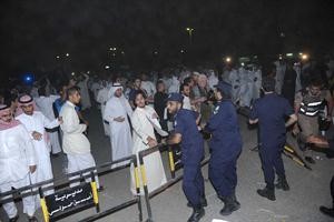 رجال الامن يضعون سياجا حديديا امام المحتجين
