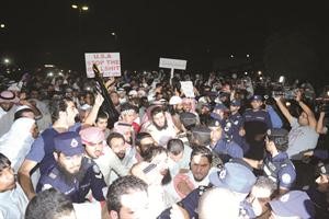 احتكاك بين المحتجين ورجال الامن
