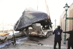 نقل الاجزاء التالفة بعيدا عن النقعة﻿