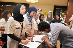 شاب يوقع على عريضة نبذ الكراهية
