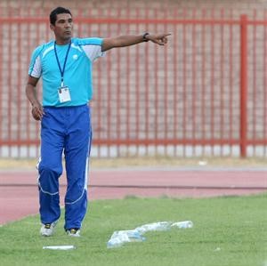 المدرب البرازيلي جانسينيز داسيلفا يعد الفريق لكاس العرب