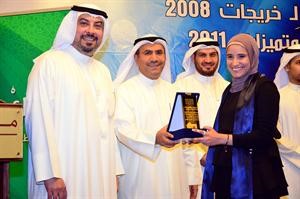 الفوزان يكرم احدى الخريجات بحضور الشيخ طلال الفهد﻿