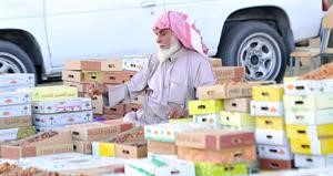 بائع سعودي وسط التمور