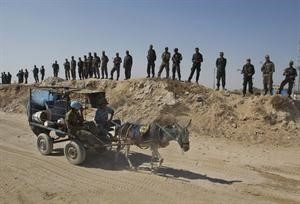 مجموعة من الضباط الفلسطينيين بالقرب من الحدود المصرية في غزة اثناء التظاهرات	اپ﻿